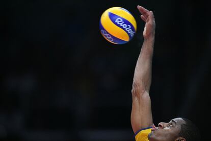 Lucarelli mostra a língua enquanto saca durante a final do vôlei masculino contra a Itália.