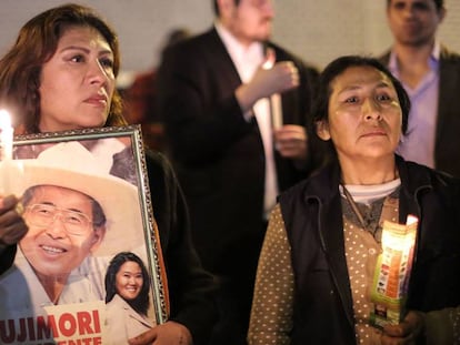 Partidarios de Alberto Fujimori, este miércoles en Lima (Perú). 