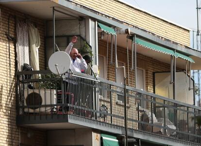 José Fabián Clemente en el balcón de su casa, desde donde amenazó con suicidarse mientras hablaba por el móvil con diferentes medios de comunicación.