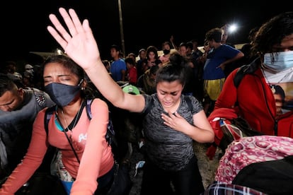 Un primer grupo de migrantes salió de la estación de autobuses de San Pedro Sula, la zona más afectada por las inundaciones, en la noche del miércoles. En la imagen, mujeres rezan antes de partir con dirección a Estados Unidos.