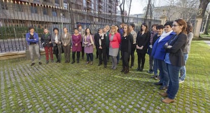 Las parlamentarias vascas del PNV EH Bildu y PSE se han concentrado hoy ante la sede de la Cámara en Vitoria para mostrar su rechazo al anteproyecto a la Ley del Aborto.