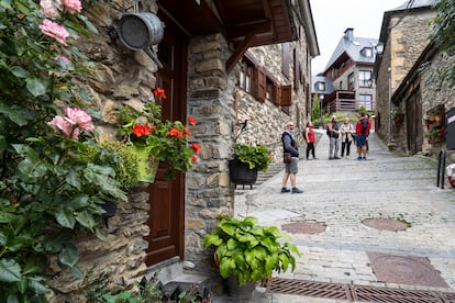 Un grupo de amigos de Castellón, en Bagergue, el pueblo más alto de La Vall D’Aran, ubicado a 1.419 metros.