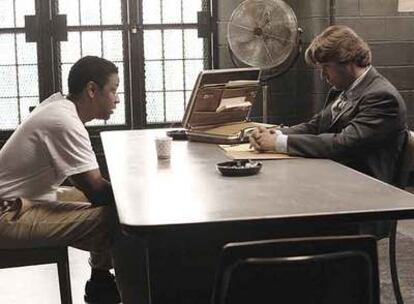 Denzel Washington y Russell Crowe, frente a frente en un fotograma de <i>American gangster.</i>