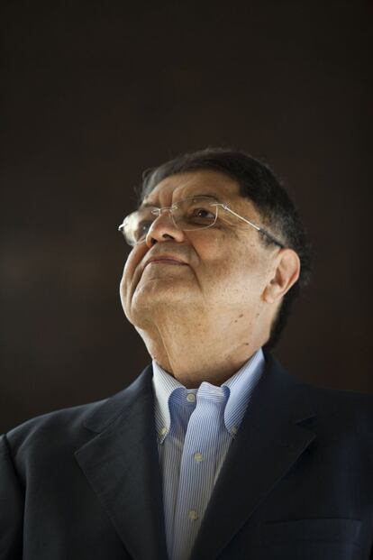 Sergio Ramírez posa durante la entrevista para el diario El País, en la Feria Internacional del Libro de Guadalajara 2014.