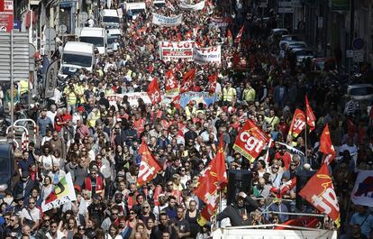 Una multitud de manifestantes marcha por las calles de Marsella durante la primera jornada de huelga.