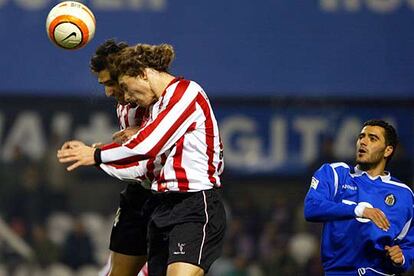 Prieto y Amorebieta despejan ante Güiza.