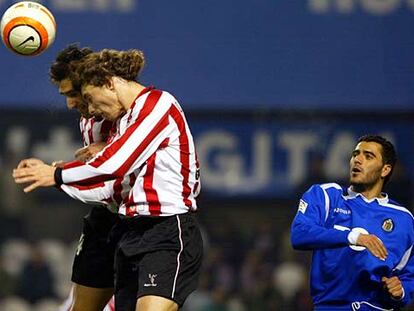 Prieto y Amorebieta despejan ante Güiza.