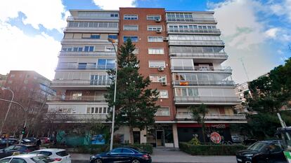 Un edificio con terrazas cubiertas y abiertas en Madrid.