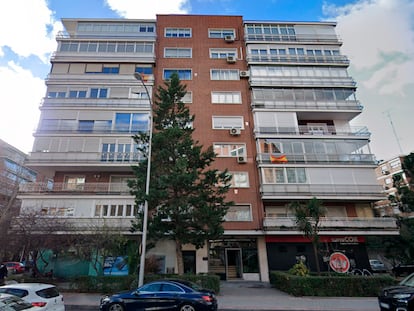 Un edificio con terrazas cubiertas y abiertas en Madrid.