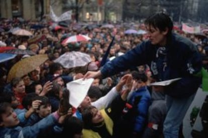 Una mujer entrega folletos en una protesta anticomunista en Praga, en noviembre de 1989.