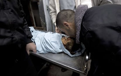 Un familiar besa el cadáver de la niña muerta en un bombardeo en Gaza.