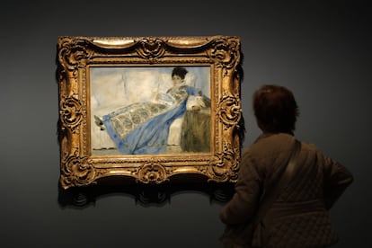 La etapa impresionista (1869-1880) ocupa las dos primeras salas y reúne iconos de Renoir como Después del almuerzo, Almuerzo en el restaurante Fournaise o Baños en el Sena. En la imagen, la obra retrato de la mujer de Monet, 1872-1874.