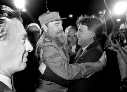 El presidente del Gobierno, Felipe González, realiza una visita oficial a Cuba en noviembre de 1986. El presidente cubano, Fidel Castro, lo saluda en el aeropuerto internacional José Martí.