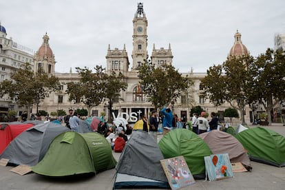  Acampada en la plaza de Ayuntamiento en Valencia, este domingo.