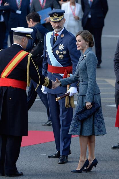 La Reina optó por recogerse el pelo para esta solemne ocasión, una de las citas más importantes de la familia real.