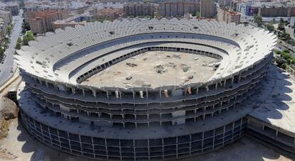 El nuevo estadio del Valencia, cuyas obras están paralizadas desde 2009.