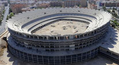 El nuevo estadio del Valencia, cuyas obras est&aacute;n paralizadas desde 2009.