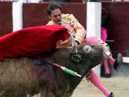 El primer toro levanta, sin consecuencias graves, a Fernando Cepeda.
