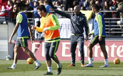 El único futbolista que no saltó en ningún momento de la sesión al césped fue el galés Gareth Bale, que estuvo en el gimnasio trabajando, aquejado de unas molestias musculares.