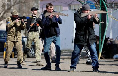Un instructor militar entrena a civiles, en Ivano-Frankivsk (Ucrania).