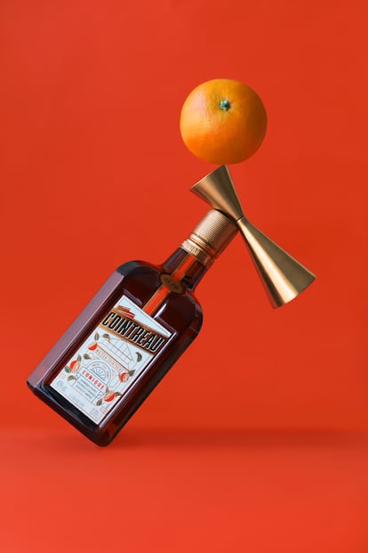 En 1849, Adolphe Cointreau, un pastelero profesional de la ciudad francesa de Angers, se lanzó a crear un destilado de naranja que se ha convertido en un básico de la coctelería. Le puso su propio apellido, Cointreau, y desde entonces complementa recetas de cocina y de mixología, del archiconocido Margarita al navideño The Merry Mule.