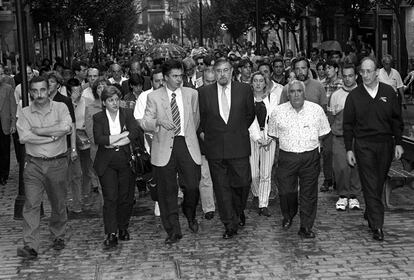 A las 20:15 hubo una concentración para pedir la liberación del concejal, en Ermua (Vizcaya), una localidad de menos de 20.000 habitantes, donde vivía Miguel Ángel Blanco. Muchos ciudadanos salieron a la calle, incluso olvidándose de algunos festejos veraniegos. Aquella marcha fue encabezada por el alcalde de Ermua, el socialista Antón Totorika; el delegado del Gobierno en el País Vasco, Enrique Villar; el secretario general del PSE-EE, Ramón Jáuregui; y los máximos responsables socialistas en Vizcaya y Álava, Nicolás Redondo Terreros y Fernando Buesa, respectivamente y el consejero de Educación y Cultura del Gobierno vasco, Inaxio Oliveri (EA). Tras recorrer las calles de la localidad en silencio, la multitud desembocó ante el domicilio del joven concejal, en el número 11 de la calle Iparraguirre, del barrio de Santa Ana. Así fue como se inició la rebelión cívica contra la banda terrorista conocida como ‘el espíritu de Ermua’.