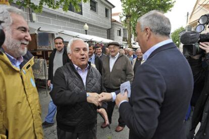 José Luis Baltar y Pachi Vázquez se dan un endeble apretón de manos en su fugaz encuentro de ayer en la feria de Lobios.