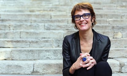 Montse Aguer, nueva directora de los museos Dalí, sentada en las escaleras de la catedral de Girona.