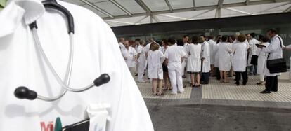 Médicos en huelga a las puertas del hospital universitario Puerta de Hierro de Majadahonda.