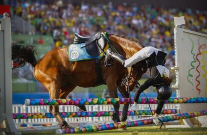 La jinete de Hungría, Zsófia Földházi, se cae del caballo durante un salto en la prueba de Pentatlón moderno.