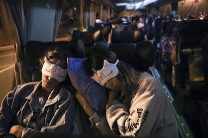 Interior del bus a su llegada la provincia de Castellón mientras amanecía.