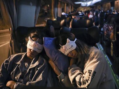 Interior del bus a su llegada la provincia de Castellón mientras amanecía.