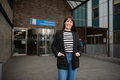 Vanesa Llamos, a las puertas del Hospital Ramón y Cajal de Madrid, donde la trataron de un tumor de mama.