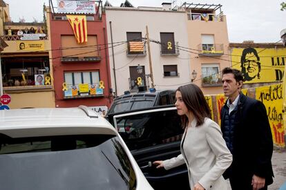 La cabeza de lista de Ciudadanos al Congreso por Barcelona, Inés Arrimadas, tras el acto de campaña celebrado el domingo 21 de abril de 2019, en el Cinema Petit de Torroella de Montgrí (Girona).