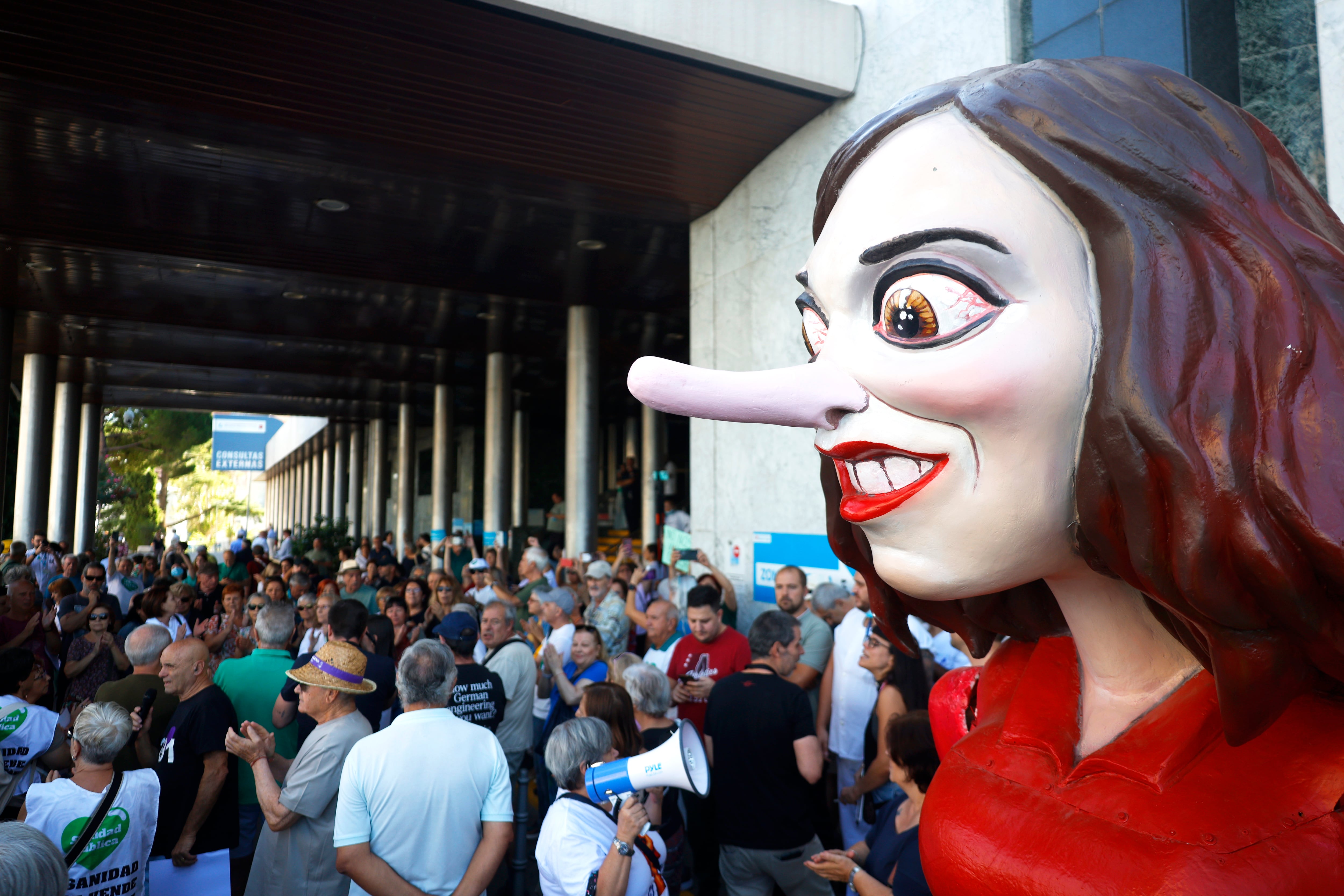 Muñeco de la presidenta de la Comunidad de Madrid, Isabel Díaz Ayuso, durante la concentración.