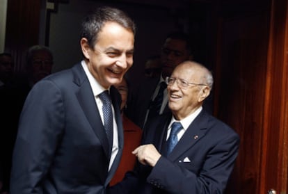 El primer ministro tunecino, Bej Caid Essebi, y el presidente del Gobierno, José Luis Rodríguez Zapatero, charlan durante un momento de la visita del jefe del Ejecutivo español a la capital tunecina.