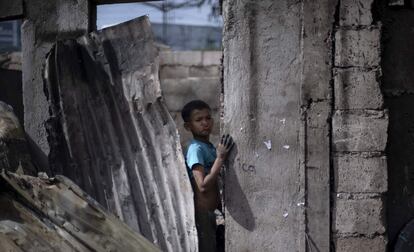 Un joven observa desde los restos de su casa en un barrio pobre de Manila, las secuelas de un gran incendio que envolvió el área.  Dos personas murieron y unas 800 familias fueron afectadas por el incendio, según informes de los medios locales. 
