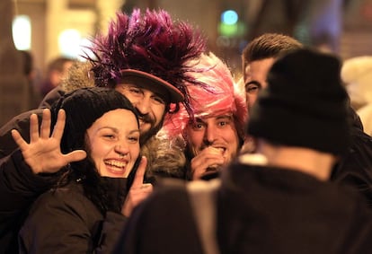 Disfraces y risas en la Puerta del Sol la víspera de Nochevieja.