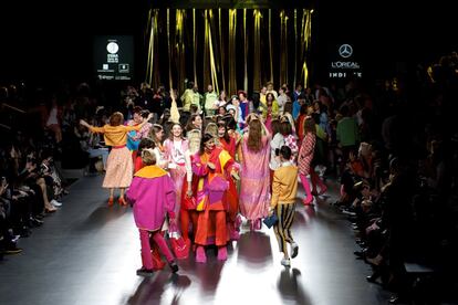 Agatha Ruiz de la Prada transformó su pasarela en una pista de baile a la que se unieron modelos e invitados al desfile, símbolo de la juventud en la que ha centrado su colección para el otoño-invierno 2016. 