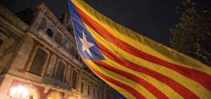 Concentración de apoyo frente al Parlament a los lideres de la ANC y Omnium Cultural, además de los exmiembros del Govern de Cataluña encarcelados en las prisiones de Soto del Real y Estremera.