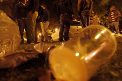 Imagen a ras del suelo de un botellón en la Ciudad Universitaria.