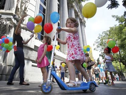 Un grupo de niños juega en la puerta de la sede madrileña del Instituto Cervantes.