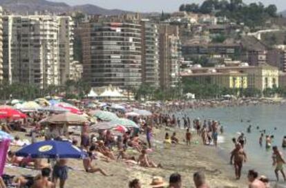 Turismo nacional y extranjero en las playas de la Costa del Sol. EFE/Archivo