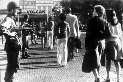 Soldados controlan el acceso a la plaza de Mayo tras el golpe de Estado que derrocó a la presidenta de Argentina Isabel Perón, en marzo de 1976.