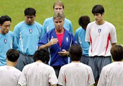 Hiddink da instrucciones a los jugadores coreanos.