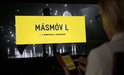 Un usuario de la compañía telefónica comprueba sus tarifas.
