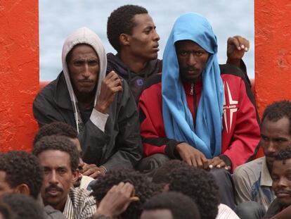 Un grupo de inmigrantes a bordo de un barco de la Armada italiana frente a Augusta en junio.