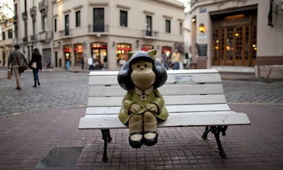 Una estatua de Mafalda en una calle de Buenos Aires. El personaje principal del cómic argentino creado por Quino celebra su 50 cumpleaños.