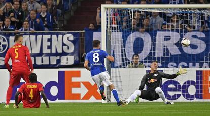 Leon Goretzka marca el primer gol para el Schalke 04 en su partido contra el Salzburgo. 