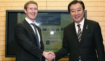 Mark Zuckerberg saluda al primer ministro japonés, Yoshihiko Noda.